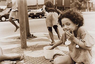 Crianças de Rua no Farol da Av. Cidade Jardim, São Paulo SP ...