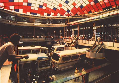 Plataformas da antiga rodoviária | Enciclopédia Itaú Cultural